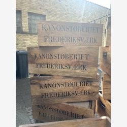  Trkasse i mangotr m. tekst "KANONSTBERIET FREDERIKSVRK"