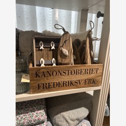  Trkasse i mangotr m. tekst "KANONSTBERIET FREDERIKSVRK"