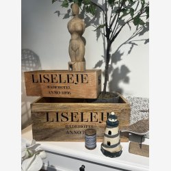 Trkasse i mangotr m. tekst "LISELEJE BADEHOTEL ANNO 1896"