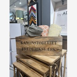  Trkasse i mangotr m. tekst "KANONSTBERIET FREDERIKSVRK"