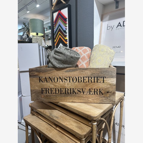  Trkasse i mangotr m. tekst "KANONSTBERIET FREDERIKSVRK"