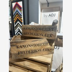  Trkasse i mangotr m. tekst "KANONSTBERIET FREDERIKSVRK"