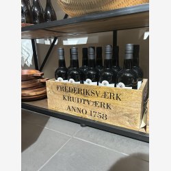 Trkasse i mangotr m. tekst "FREDERIKSVRK KRUDTVRK ANNO 1758"