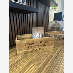 Trkasse i mangotr m. tekst "FREDERIKSVRK KRUDTVRK ANNO 1758"