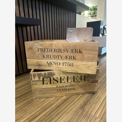 Trkasse i mangotr m. tekst "FREDERIKSVRK KRUDTVRK ANNO 1758"