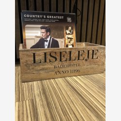 Trkasse i mangotr m. tekst "LISELEJE BADEHOTEL ANNO 1896"