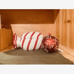 Opbevaringskrukke Bolche Porceln m/striber Rd/Hvid H: 10,5 B: 11,3 L: 20,5 cm.