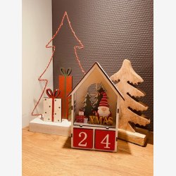 J-Line - Julekalender m/Batteri LED lys &amp; trklodser m/tal - tr H: 18 B: 9,5 D: 3,5 cm.