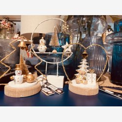 J-Line - Snemand m/juletr &amp; stjerne i ring m/LED batteri lys H: 23 B: 15,5 D: 5 cm. 