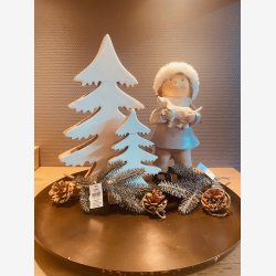 J-Line - Pige Vinterbarn Figur m/Hund H: 30,5 B: 15 D: 13,5 cm polyresin