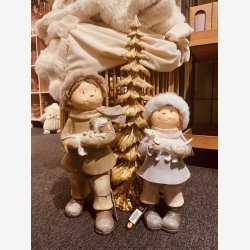 J-Line - Pige Vinterbarn Figur m/Hund H: 30,5 B: 15 D: 13,5 cm polyresin