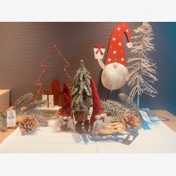 J-Line - Julemand m/fod gave eller kandis stok rd/Hvid H: 35 B: 12 D: 9 cm. - Leveres Assorteret