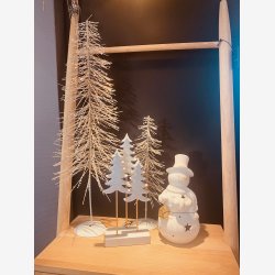 J-Line - Snemand m/LED batteri lys - Porceln Beige/Guld H: 21,5 : 11 cm. 