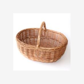 By kurv m/kant Flettet Kogepil ca. ml L: 47 B: 35 H: 22/34 cm.