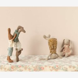 Maileg - Kanin Chokoladebrun Stribet bluse og shorts H:26cm. Linned