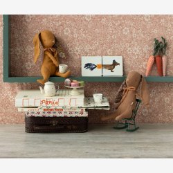 Maileg - Kanin m. sl�jfe og magnet i h�nderne Brun H:21cm. Bomuld