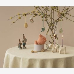 Maileg - P�skeparade Nr. 26 Figur i Polyresin 16x6x4,5cm.