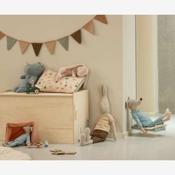 Maileg - Sovende Kaninbamse m. chiffonblomst Pudder 19x28cm. Polyester