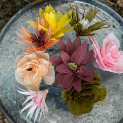 Speedtsberg crepe papir blomster i buket 8 stk.