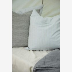 Ib Laursen - Pudebetrk lysebl m/tynde beige striber B50xL70cm