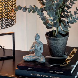 Speedtsberg - Figur Yoga damer st m/2 stk. Antik gr B: 13 D: 8 H:18 cm.