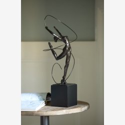 J-Line - Gymnast Poly Mrkebrun H: 46 cm. 2 Varianter