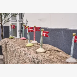 Speedtsberg - Keramik flag "Konfirmand" 8x5x14cm, Mix - Leveres assorteret