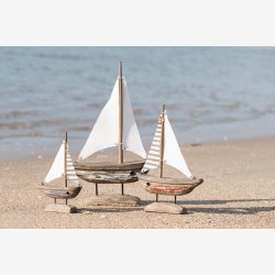 Ib Laursen - Skib m/hvidt sejl &amp; Hvidt skrog Nautico B: 6,8 H: 40,5 L: 25,3 cm.