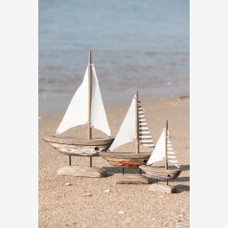 Ib Laursen - Skib m/hvidt &amp; stribet sejl, Rdt skrog Nautico B: 4,7 H: 28,5 L: 18,5 cm. 