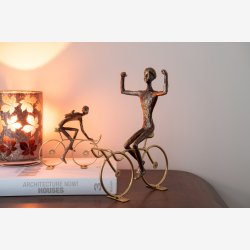 J-Line - Cyclist Figur Polyresin Brun/Guld (leveres assorteret)