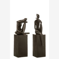 J-Line - Figur p� base M�rkebrun Polyresin (leveres assorteret)