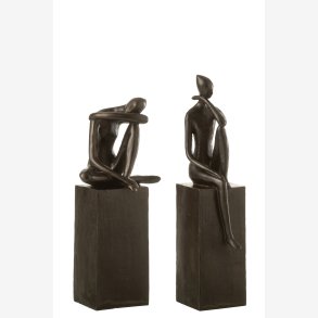 J-Line - Figur p� base M�rkebrun Polyresin (leveres assorteret)