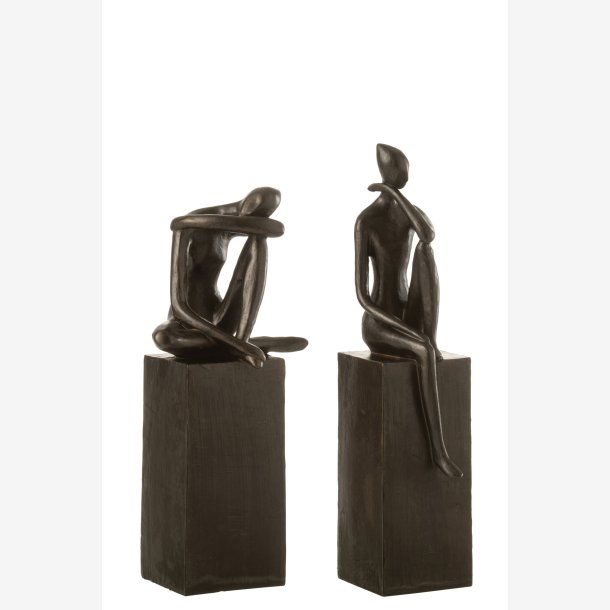 J-Line - Figur p� base M�rkebrun Polyresin (leveres assorteret)