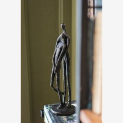 J-Line - Par p� fod Figur M�rkebrun Polyresin 11x10x37,5 cm.