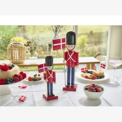 Celebrate - Garder m/flag 11 x 11 x 38 cm Rd/Sort