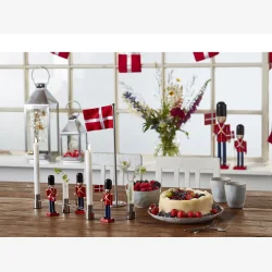 Celebrate - Garder m/flag 11 x 11 x 38 cm Rd/Sort