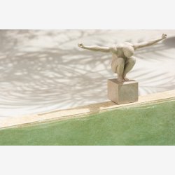 J-Line - Mand p sokkel m/spredte arme, poly marmor effekt/sand H: 23 cm. L: 32 cm. B: 11.5 cm.