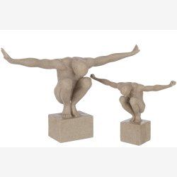 J-Line - Mand p� sokkel m/spredte arme, poly marmor effekt/sand H: 33 cm. L: 49 cm. B: 12.5 cm.