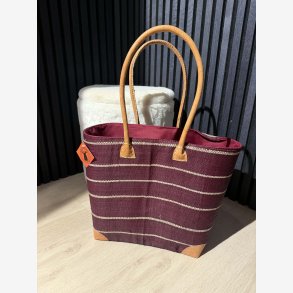 Madam Gr�skar - Strandtaske m. tynde striber Vinr�d/M�rkelilla 44x33cm.