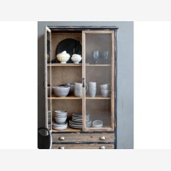 Chic Antique - Vitrineskab m/2 glaslger og 4 skuffer H191xB48xL80cm patineret sort.