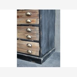 Chic Antique - Vitrineskab m/2 glaslger og 4 skuffer H191xB48xL80cm patineret sort.