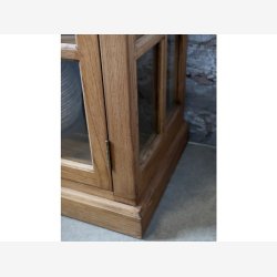 Chic Antique - Vitrineskab m/4 lger og 4 skuffer Naturlig H80xB220xL45cm.