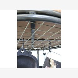 Chic Antique - Display p hjul rundt m/3 hylder og 3 trkasser 60xH160cm patineret sort.