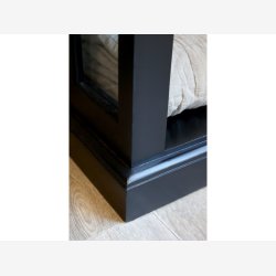 Chic Antique - Vitrineskab m. 2 lger og hylder, sort