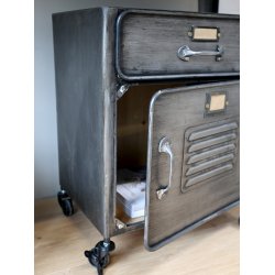 Chic Antique - Factory Kommode/Skab m/hjul og skuffe Patineret gr H54xB47xL34,5cm Jern.