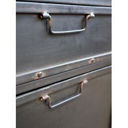 Chic Antique - Factory Kommode/Natbord m/2 skuffer Patineret sort H50xB45,5xL37,5cm Jern.