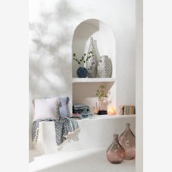 J-Line - Pudebetr�k m. v�vning/frynser Hvid/Bl� Bomuld 45x45x12cm.