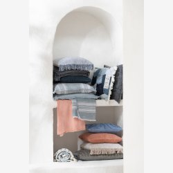 J-Line - Pudebetr�k m. v�vning/frynser Hvid/Bl� Bomuld 45x45x12cm.