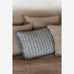 J-Line - Pudebetr�k m. v�vning/frynser Hvid/Bl� Bomuld 45x45x12cm.