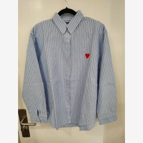 Skjorte m. strib og hjerte Bl� Flere st�rrelser 65%bomuld, 35%polyester